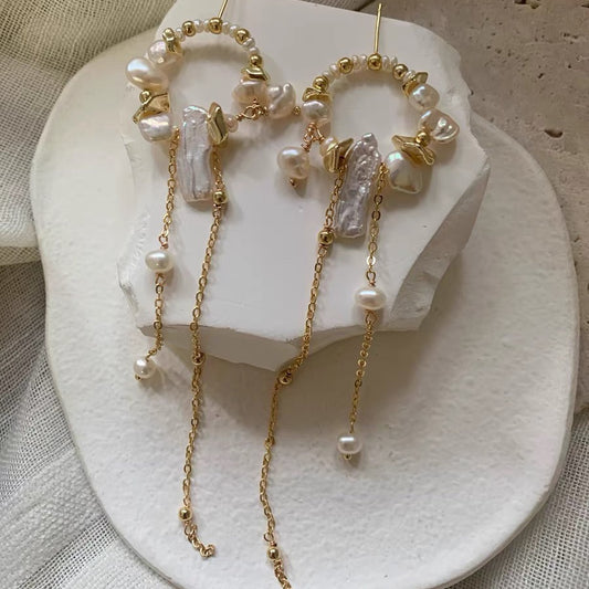 Robe de style féerique en perles baroques naturelles avec des boucles d'oreilles et des épingles en argent, à franges, pour une touche unique dans la galaxie.