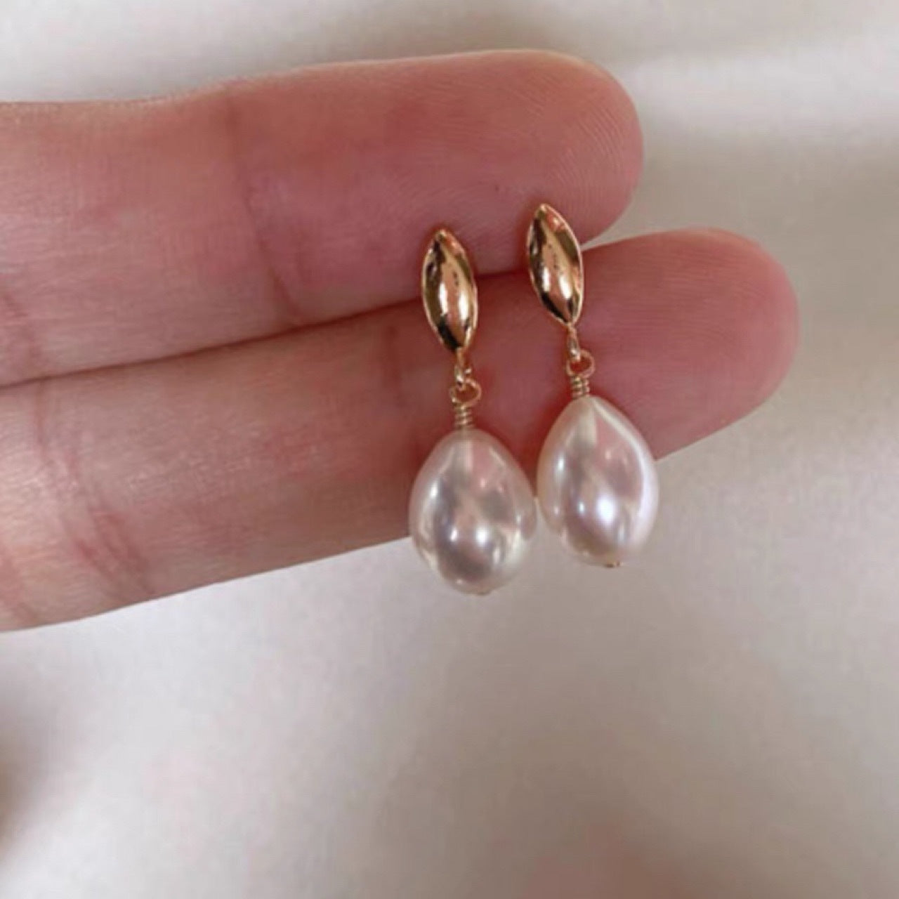 Boucles d'oreilles en perles d'eau douce naturelles à forte luminosité, clous d'oreilles en perles de 14K plaqué or, simples avec aiguille en argent pour femmes