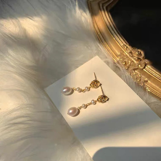 Boucles d'oreilles en perles naturelles à lumière forte en forme de rose 3D rétro, style minimaliste et froid, nouvelle collection 2022 en argent plaqué or