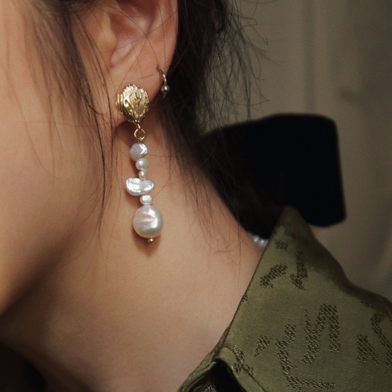 Boucles d'oreilles en perles baroques naturelles classiques françaises avec aiguille en argent, esthétique asymétrique, style décalé, populaire