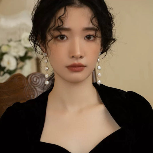 Boucles d'oreilles pendantes en perles baroques naturelles avec des boutons plats, élégantes et allongeantes