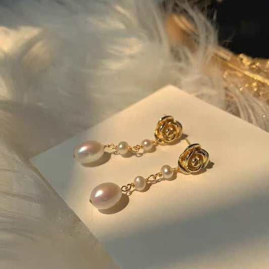 Boucles d'oreilles en perles naturelles à lumière forte en forme de rose 3D rétro, style minimaliste et froid, nouvelle collection 2022 en argent plaqué or