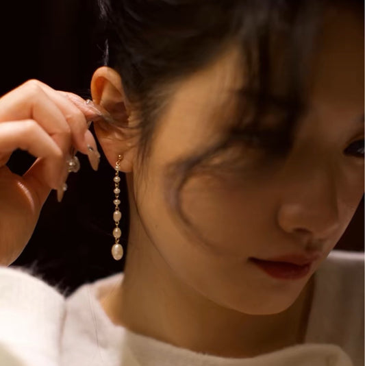 Boucles d'oreilles longues en perles d'eau douce naturelles de la série Élégance légère, élégantes et à la mode