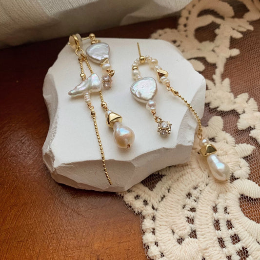 Boucles d'oreilles en perles naturelles baroques asymétriques avec un design froid et peu commun, à franges, avec aiguille en argent