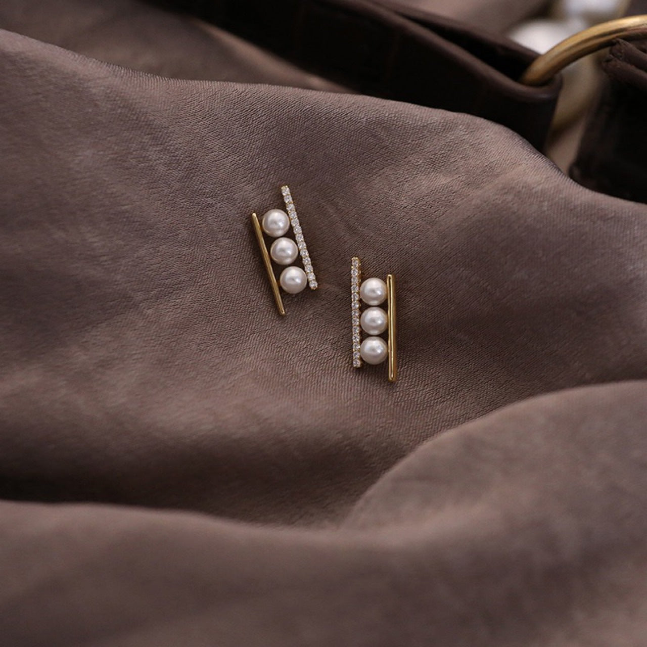 Conception en micro-incrustation de diamants, boucles d'oreilles en perles de culture d'eau douce naturelles, tendance légère et luxueuse, boucles d'oreilles en équilibre, accessoires d'oreilles au style simple et élégant