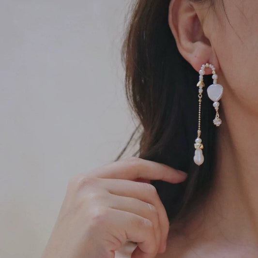 Boucles d'oreilles en perles naturelles baroques asymétriques avec un design froid et peu commun, à franges, avec aiguille en argent