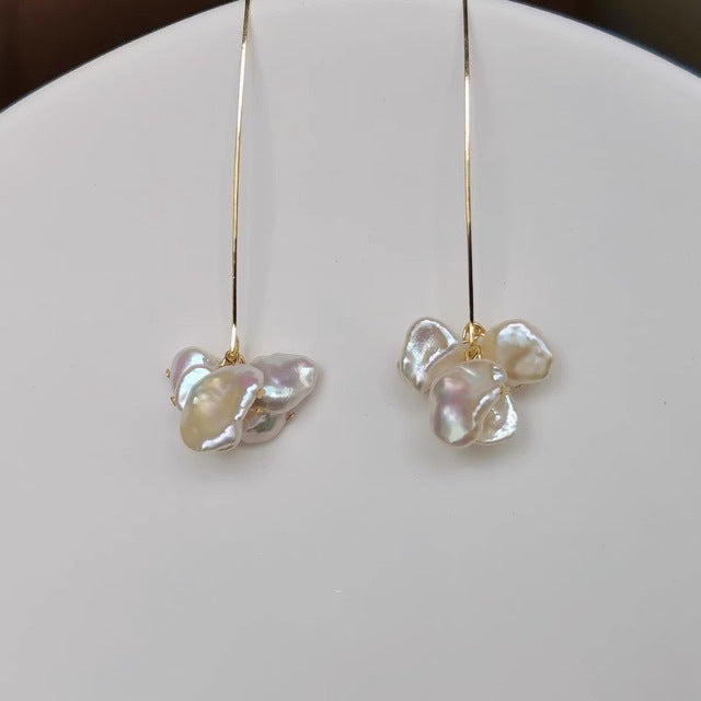 Boucles d'oreilles en perles de pétales de fleurs baroques naturelles, crochets longs, style français peu commun, boucles d'oreilles mi-longues et amincissantes