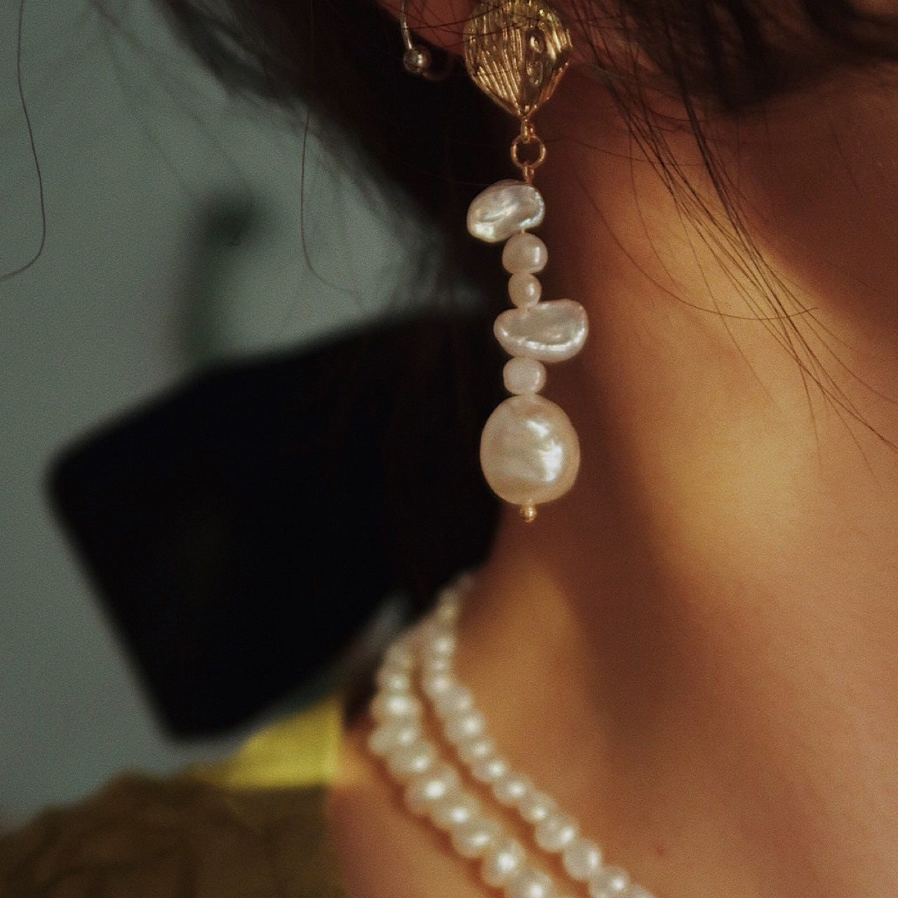 Boucles d'oreilles en perles baroques naturelles classiques françaises avec aiguille en argent, esthétique asymétrique, style décalé, populaire