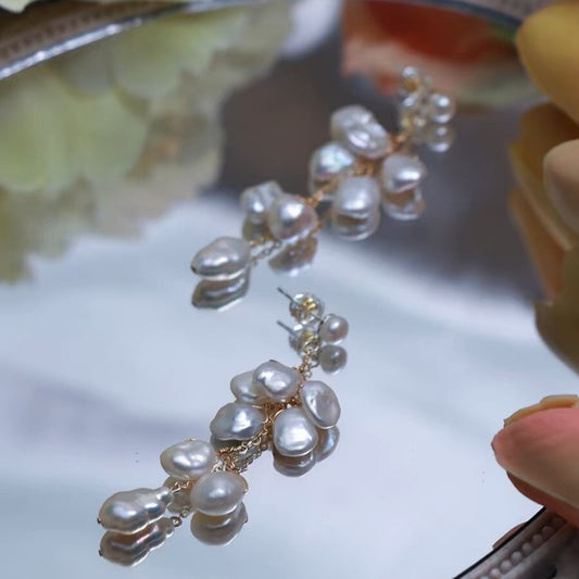 boucles d'oreilles longues en perles de culture d'eau douce en forme de pétales, design qui affine le visage, avec des franges en argent碎银子