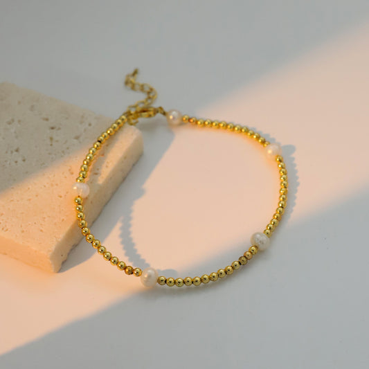 Bracelet en perles d'eau douce naturelles au style rétro français, minimaliste et léger luxe, plaqué or 18K en cuivre, pour un public de niche, style européen et américain