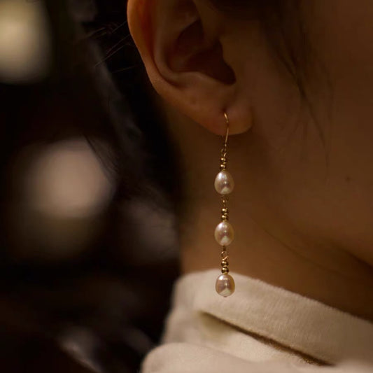 Boucles d'oreilles longues en perles naturelles avec une forte lumière, design unique et élégant, crochets d'oreilles raffinés