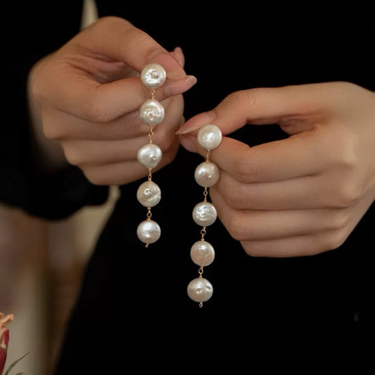 Boucles d'oreilles pendantes en perles baroques naturelles avec des boutons plats, élégantes et allongeantes