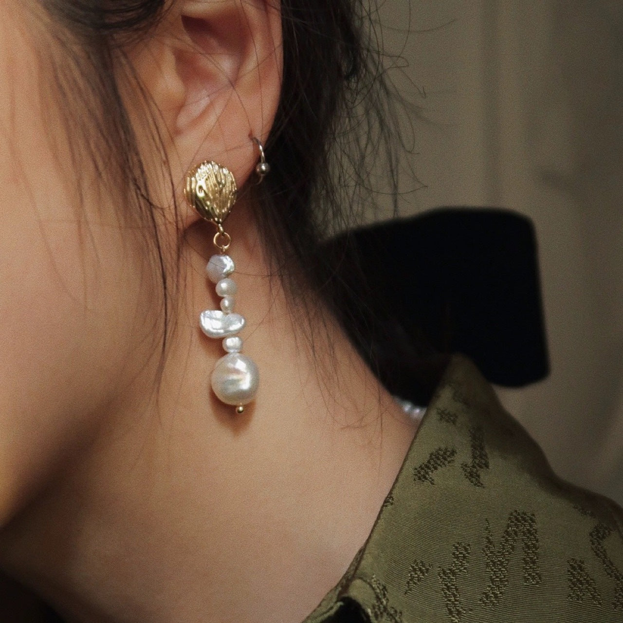 Boucles d'oreilles en perles baroques naturelles classiques françaises avec aiguille en argent, esthétique asymétrique, style décalé, populaire