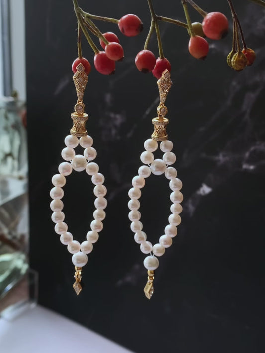 Boucles d'oreilles longues en forme de diamant avec perles de style rétro, boucles d'oreilles de créateur en or ornées de diamants avec un sens du design